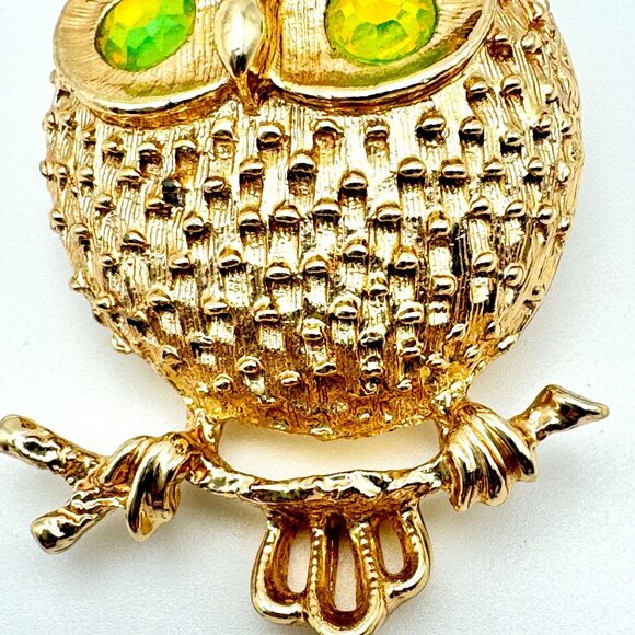 Vintage 70s Sarah Coventry Gold-Tone Owl Brooch W/ Green Eyes - Picture 3 of 9
